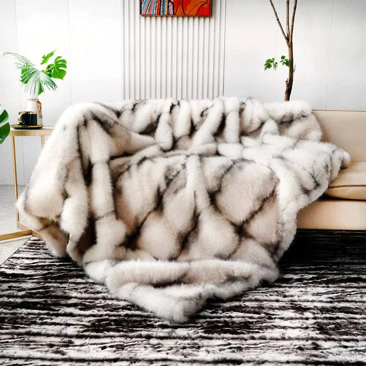 Elegant Faux Fur Blanket – Perfect Blend of Style and Warmth