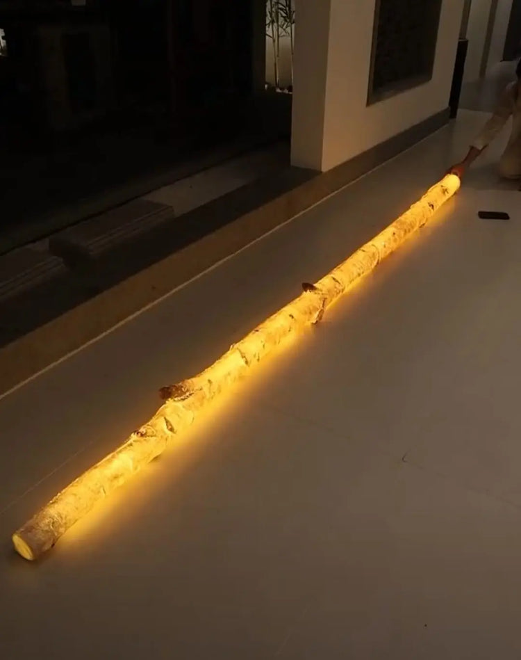 Modern decoration with illuminated birch trunks, ideal for events, homes or gardens, creating a cozy and sophisticated atmosphere.