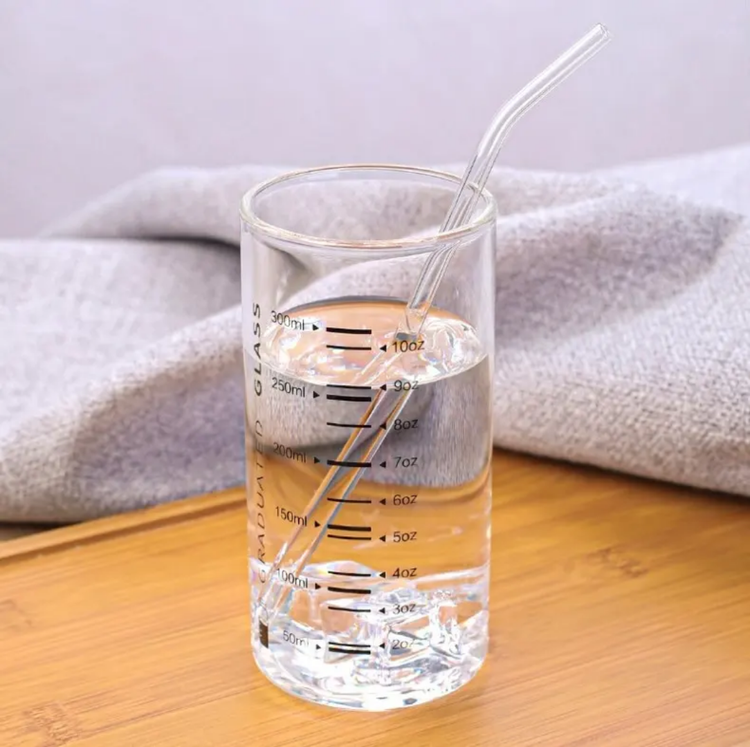Set of 6 glass made of high quality BPA-free borosilicate glass. Includes reusable straw